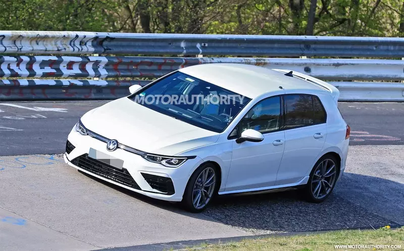 A spy shot of the 2021 Volkswagen Golf R