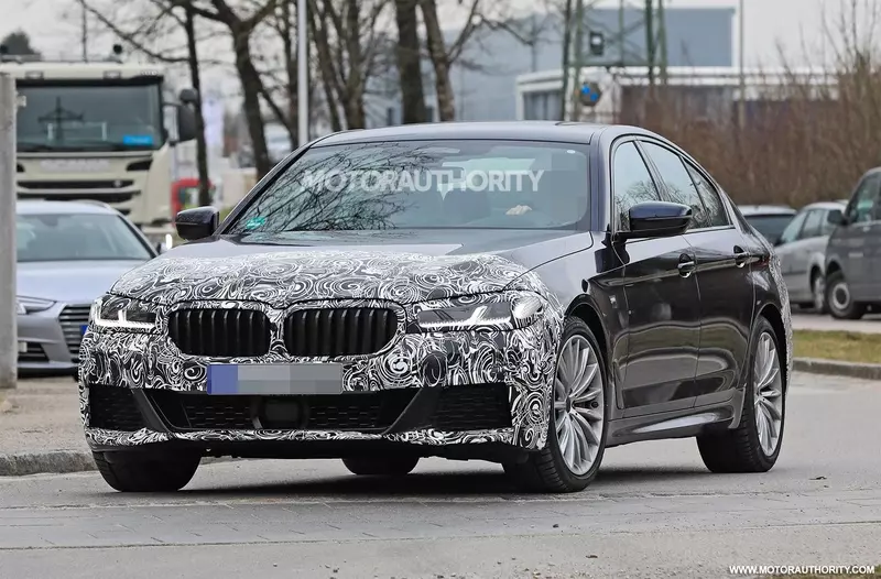 A spy shot of the 2021 BMW 5 Series