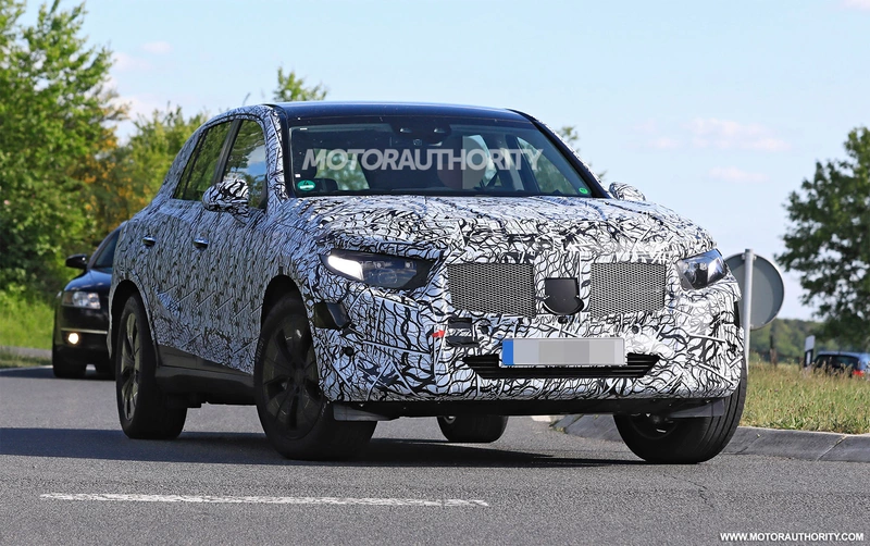 Spy shot of the 2023 Mercedes-Benz GLC