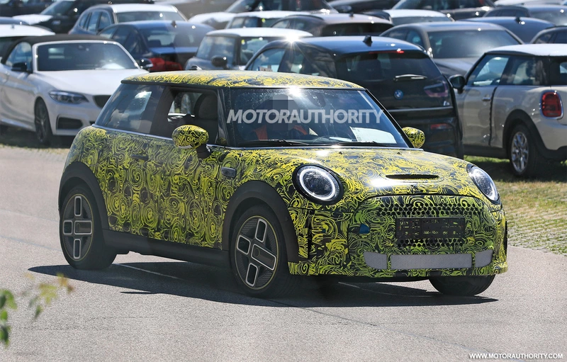 Spy shots of the 2022 Mini Cooper SE.