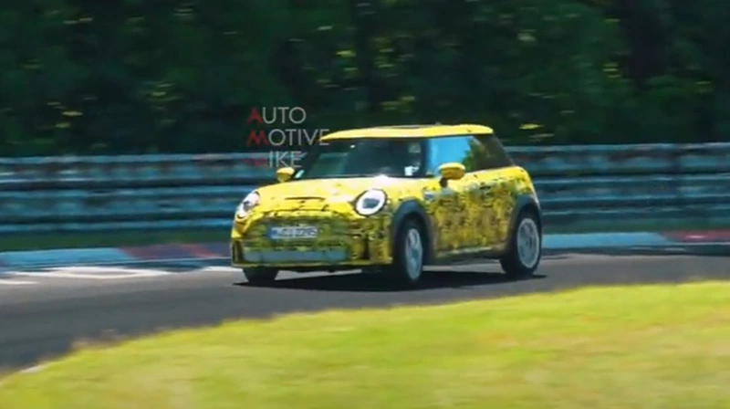 Spy video of the 2022 Mini John Cooper Works Hardtop