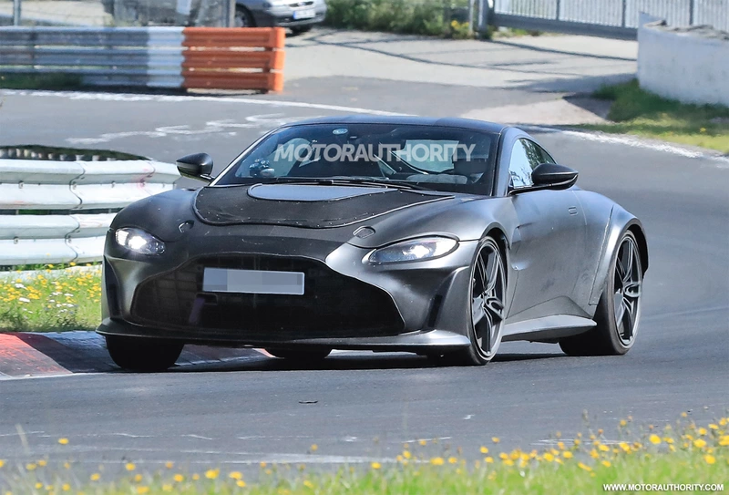 Spy shots of the 2023 Aston Martin Vantage V12 RS: the "hardcore" variant tops the list of upgrades