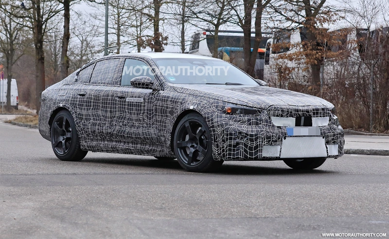 Spy shots of the 2025 BMW M5: the new super sedan will get a hybrid powertrain