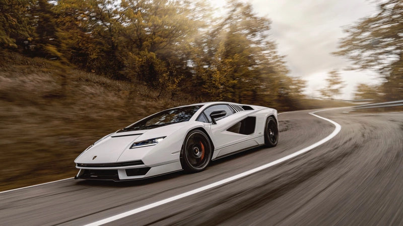 Watch the first run of the Lamborghini Countach LPI 800-4.