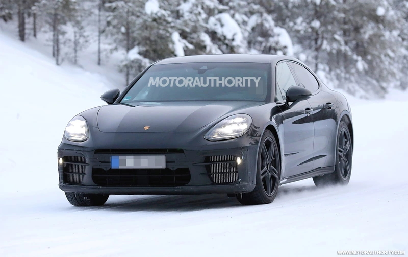 Spy shots of the 2024 Porsche Panamera: model change while keeping the internal combustion engine.