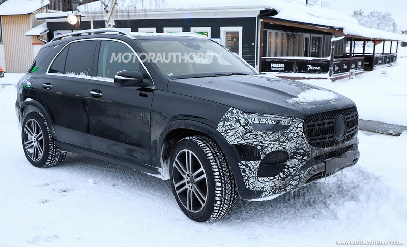 Spy shots and video of the 2024 Mercedes-Benz GLE-Class: a mid-cycle update.