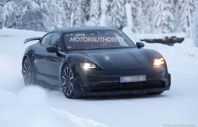 Spy shot of the 2024 Porsche Taycan Turbo GT