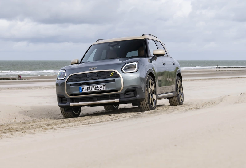 Electric Mini Countryman 2025 Spawn SE class and 308 hp.